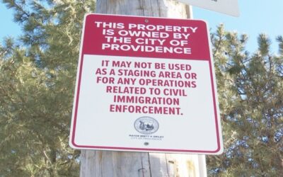 Providence exhibe letreros para evitar que ICE actúe en propiedades municipales.