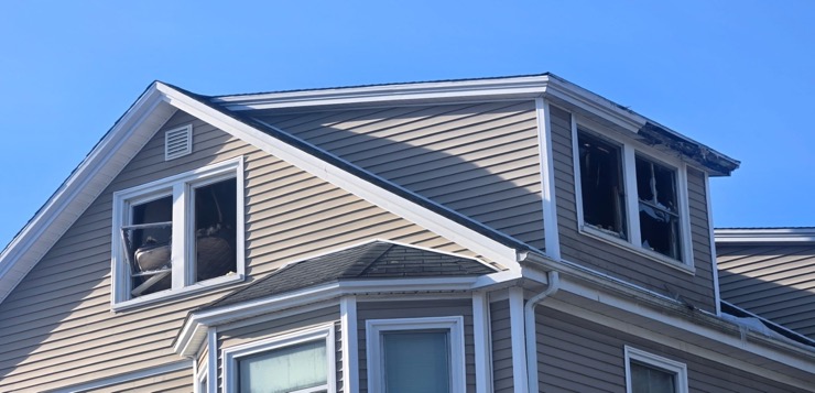 Incendio en Newport deja dos personas lesionadas.