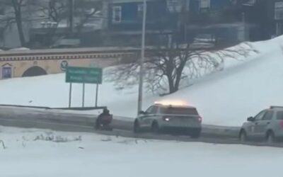 Policía Estatal RI escolta a persona en scooter fuera de la Ruta 6