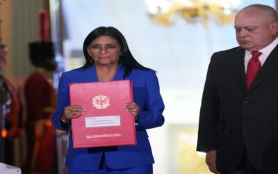 Presidenta encargada de Venezuela firma la ley para la liberación de presos por motivos políticos