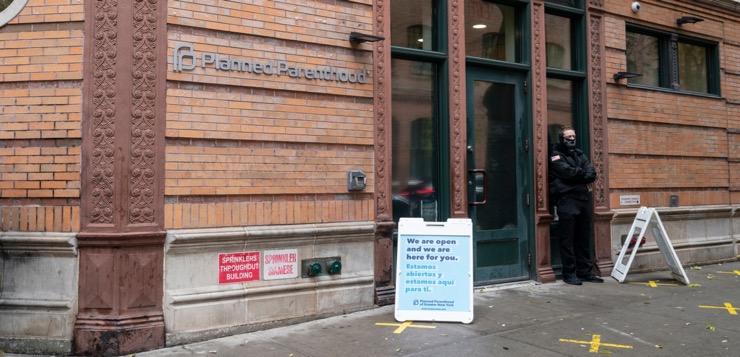 Clínicas de aborto están cerrando en EE.UU., tras revocarse derecho federal