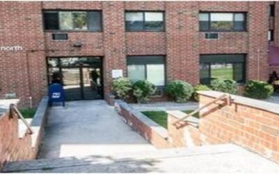 Mujer arrestada por presuntamente apuñalar a dos personas en Apartamentos Charlesgate