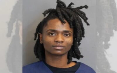 Mujer acusada en conexión robo vehículo.