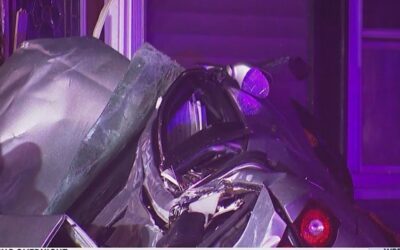 Sospechoso muere luego de estrellarse cuando escapa de la policía.