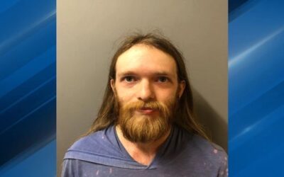 Policía Estatal RI arresta a hombre por posesión múltiples armas de fuego.