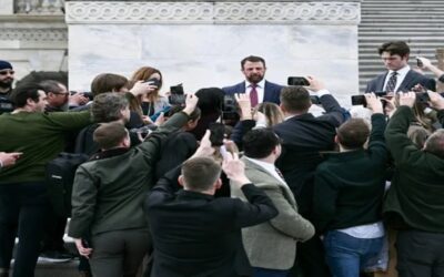 Trump despide a Kristi Noem, cara de la ofensiva contra la inmigración