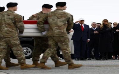 Trump recibe los cuerpos de los soldados de EE.UU. y promete mantener muertes «al mínimo»