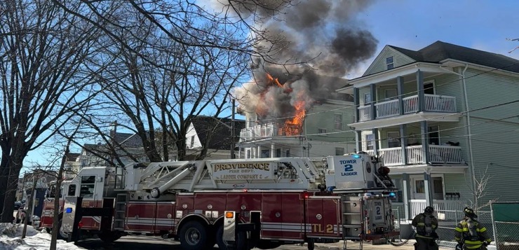 Incendio en Providence deja 25 personas sin hogar.