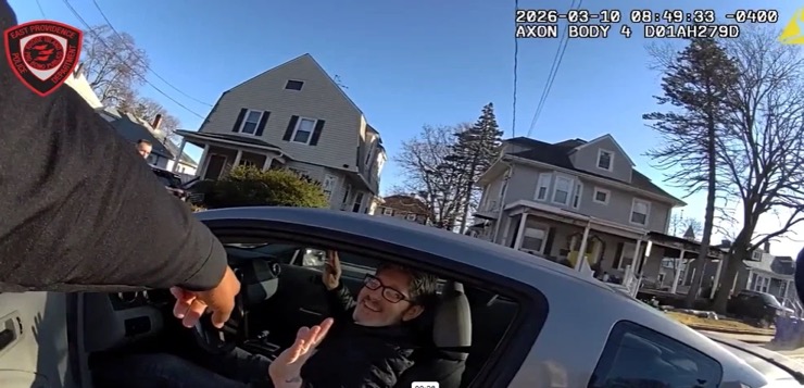 Hombre de East Providence arrestado luego de ser desarmado por la policía.