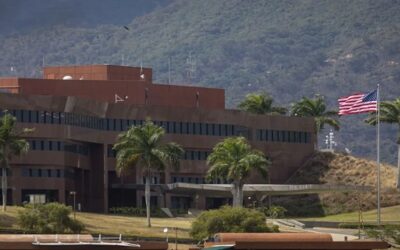 La Embajada de EE.UU. en Venezuela iza la bandera de su país por primera vez en siete años.