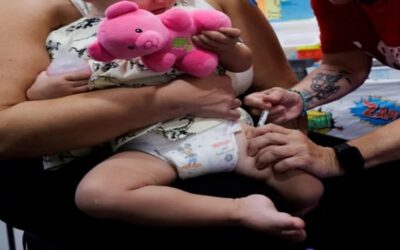 Un juez de EEUU bloquea los intentos de reformar la política de vacunación infantil.