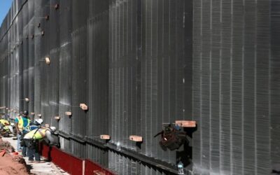 EEUU construye muro negro en la frontera con México que dificulta la escalada de migrantes.