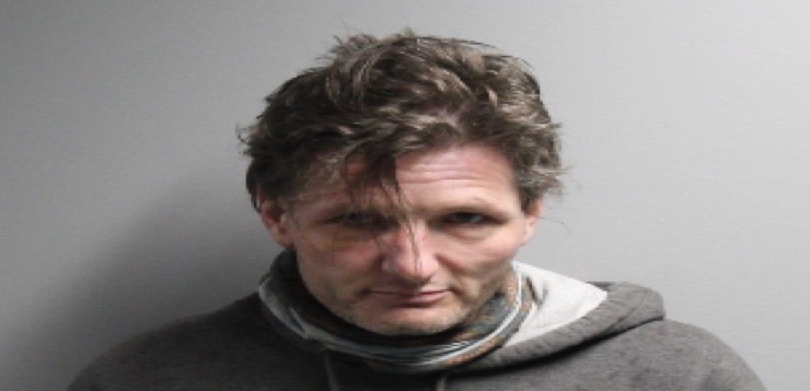 Hombre arrestado por supuestamente robar tuberías de cobre de residencias.