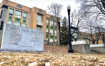 Adolescente bajo custodia luego de ser acusado de apuñalar a dos jovencitas en Escuela Secundaria Shea.