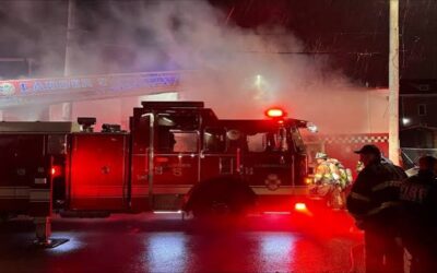 Taller mecánico se incendia en Providence.