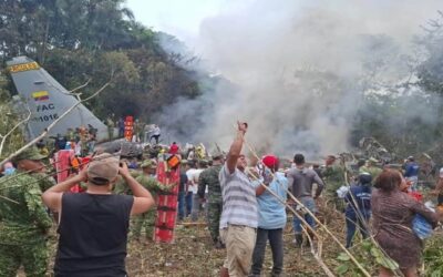 Avión militar con 121 personas a bordo se estrella en Colombia; hay más de 30 muertos