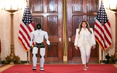 Primer robot: Melania Trump lleva un androide a un evento en la Casa Blanca.