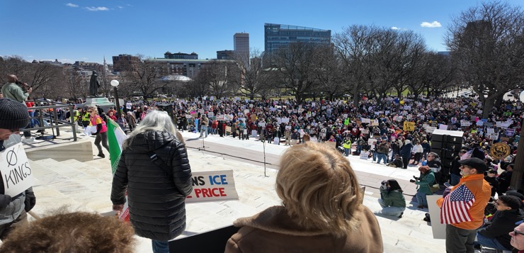 Manifestantes salen a las calles del Sur de Nueva Inglaterra en el “No Kings Day”.