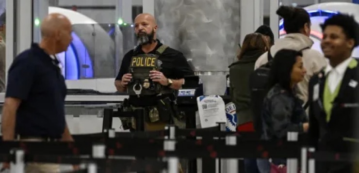 El ‘zar’ de la frontera dice que es posible que ICE permanezca en los aeropuertos una vez que los agentes de la TSA reciban sus pagos