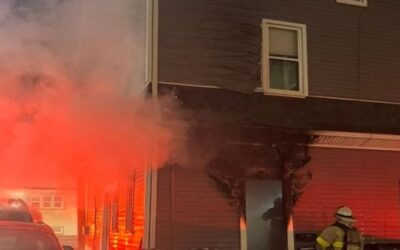 Una persona tratada por inhalación de humo luego de incendio en Providence.