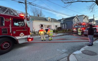 Incendio en Providence deja 6 personas sin hogar, 3 atendidas por inhalación de humo.