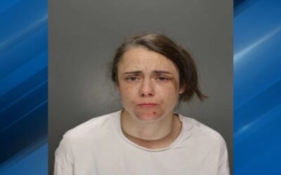 Mujer enfrenta cargos DUI luego estrellarse y tumbar poste en Warwick.