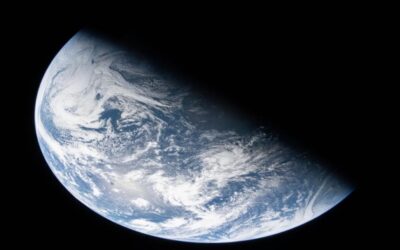 Astronautas de Artemis II van a mitad de camino a la Luna y buscan superar récord del Apolo 13