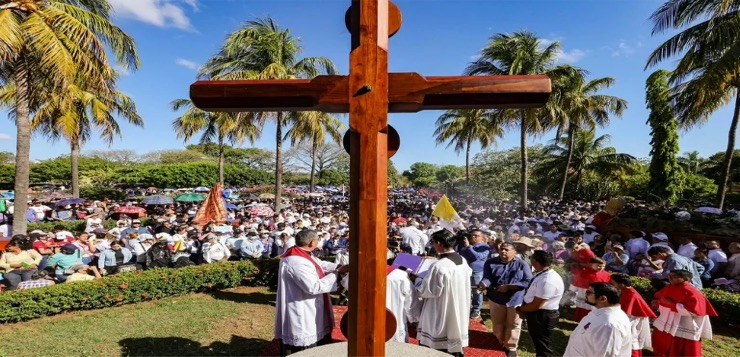 Nicaragüenses celebran Semana Santa con prohibición de procesiones en las calles.