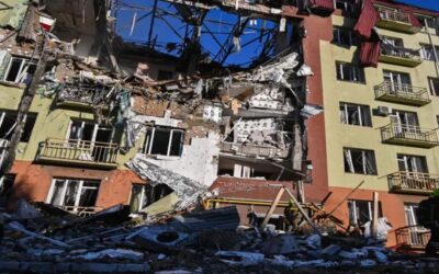Un ataque ruso mata a 3 personas en Odesa mientras Ucrania apunta a infraestructura petrolera rusa