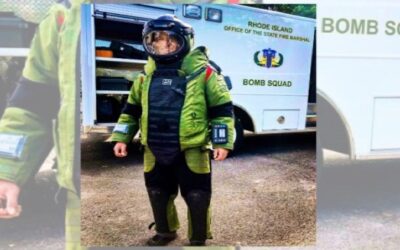 Bomberos retiran proyectiles militares sin detonar de una casa.