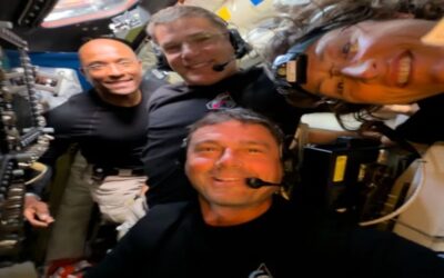 Astronautas de Artemis II llaman a la estación espacial rumbo a casa desde la Luna