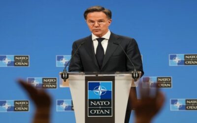 Trump se reúne con secretario general de la OTAN mientras considera salir de la alianza.