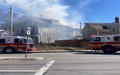 Autoridades investigan causa incendio de inmueble en East Providence.