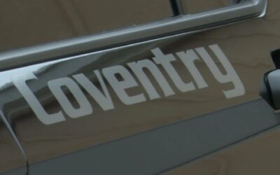 Dos sospechosos de robo en tienda capturados luego de persecución policial.