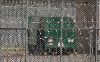 ICE paga millones por almacenes destinados a detención migratoria y grandes bancos se benefician