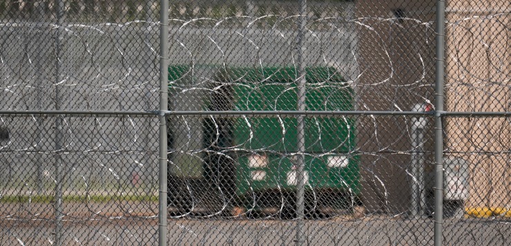 ICE paga millones por almacenes destinados a detención migratoria y grandes bancos se benefician