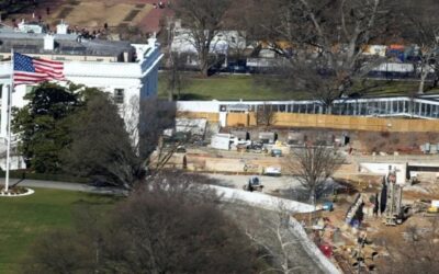 Tribunal permite que continúe construcción de salón baile de la Casa Blanca, al menos por el momento.