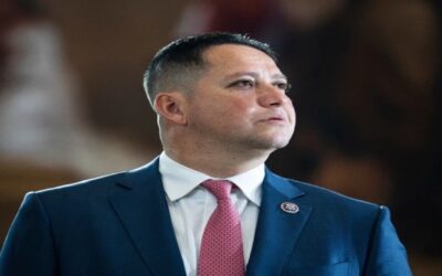 Representante republicano Tony Gonzales renuncia al Congreso tras llamados bipartidistas.