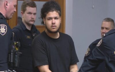 Sospechoso de robar vehículo y chocar con varias patrullas al intentar huir comparece en corte.