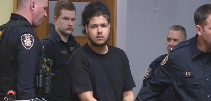 Sospechoso de robar vehículo y chocar con varias patrullas al intentar huir comparece en corte.