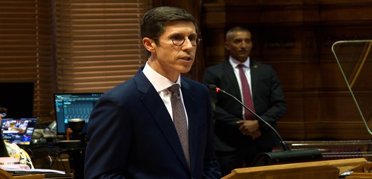 Alcalde Smiley presenta propuesta presupuestaria de $636 millones sin aumento de impuestos.