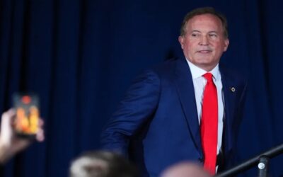 Texas intensifica presión contra ciudades por restricciones a la cooperación con ICE.