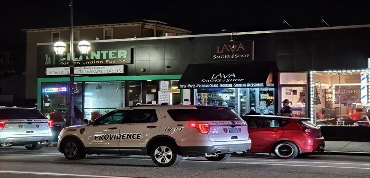 5 menores detenidos luego de robo en Lava Smoke Shop.