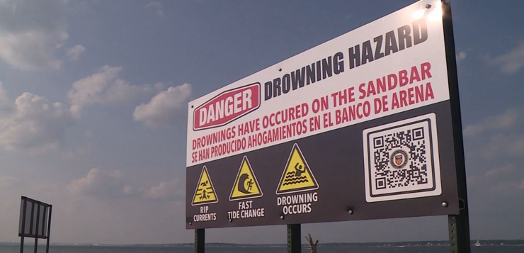 Padres de mujer que se ahogó en Playa Conimicut Point demanda a la ciudad de Warwick.