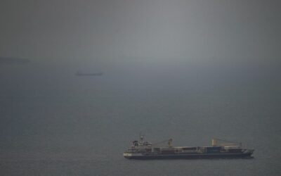 Irán dispara contra 3 buques en Ormuz; EEUU mantiene el bloqueo y la diplomacia se estanca