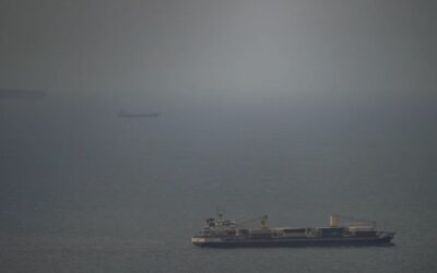 Trump ordena a fuerzas de EEUU disparar contra toda embarcación iraní que bloquee estrecho de Ormuz