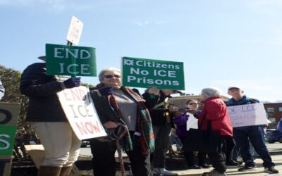 Decenas protestan frente al Citizens Bank en Providence contra financiación empresas que operan centros detención ICE.