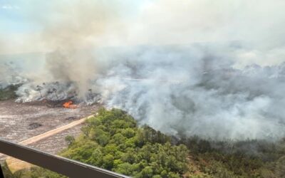 Uno de los incendios forestales en Georgia se duplica en tamaño