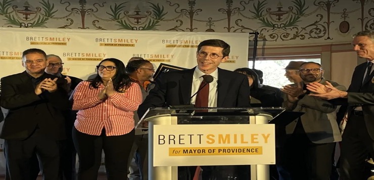 Alcalde de Providence Brett Smiley lanza campaña para la reelección.