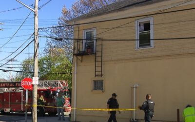Investigan causa de incendio en edificio de apartamentos en Central Falls.
